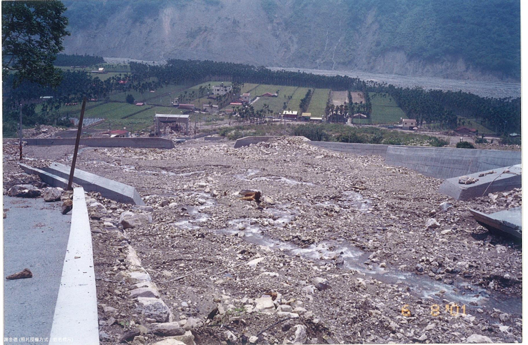 圖7 2001年桃芝颱風災後沉砂池淤滿狀況，土石淤積量高達11萬方以上(黃國鋒提供)